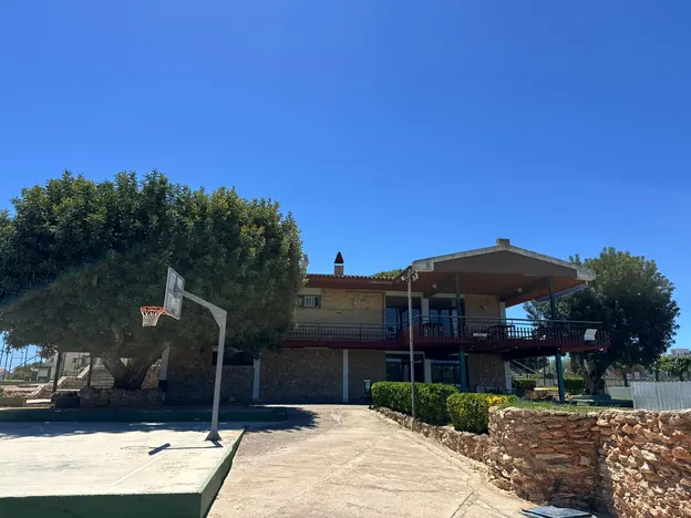Pista polideportiva con canasta de baloncesto en el Club Tennis Romaní