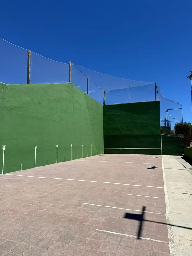Frontón de grandes dimensiones del Club Tennis Romaní