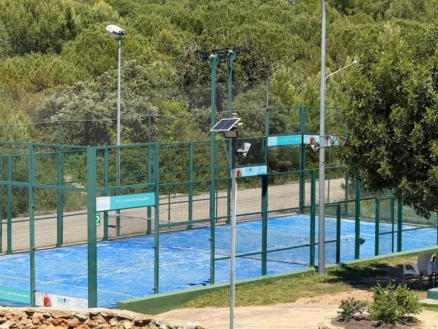 Pista de pádel de cristal exterior del Club Tennis Romaní, junto a Calafell