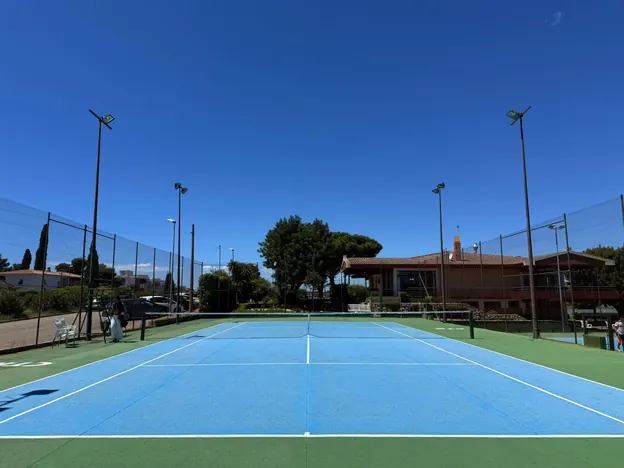 Pista de tenis del Club Tennis Romaní en El Vendrell, con iluminación nocturna
